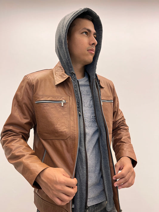 Chaqueta en cuero con capucha extraíble